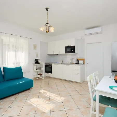 Ahava Garden Apartment